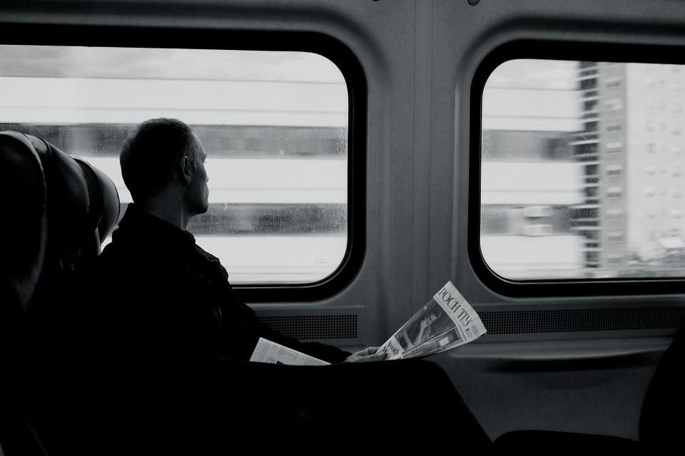 Personne lisant un journal à bord d’un train